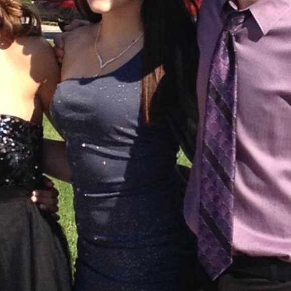 One-Sleeve Bodycon Dress - Picture 3 of 5